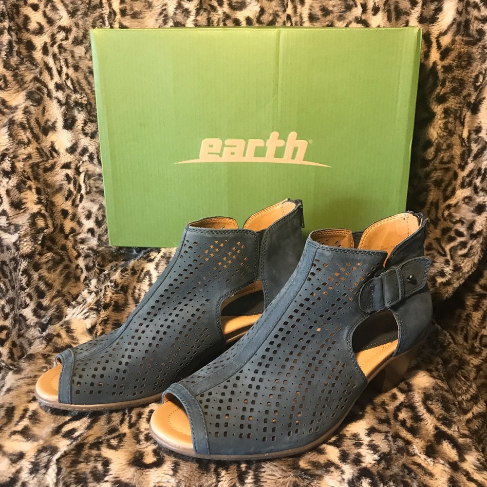 Earth - peep toe booties